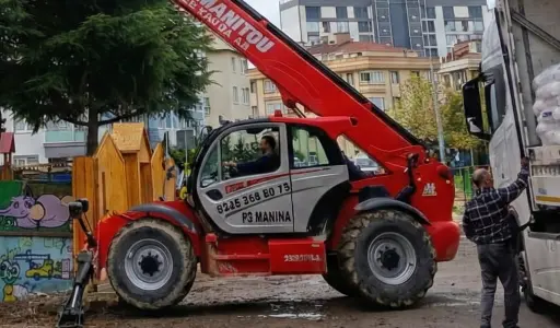 Dar alanda Manitou forklift ile profesyonel istifleme
