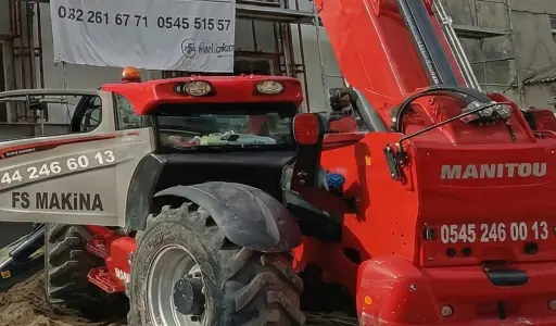 Şantiyede ağır inşaat malzemelerini kaldıran Manitou forklift