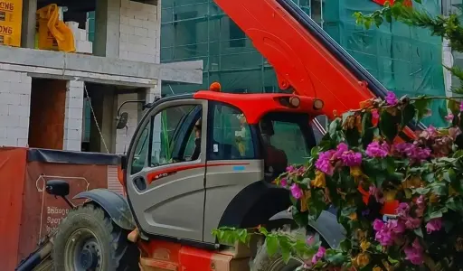 Manitou MT 1840 ile çatı seviyesinde yapılan yük kaldırma uygulaması